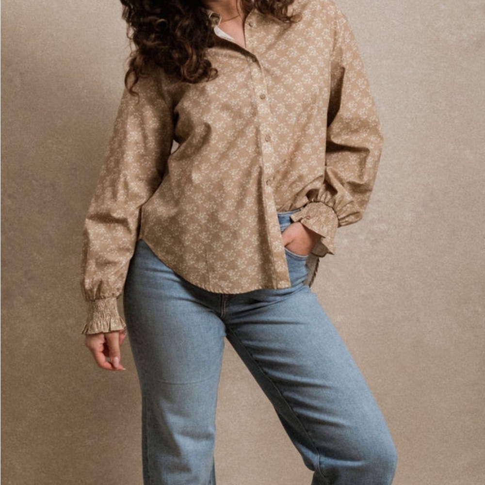 Button-Down Floral Print Shirt in Tan
